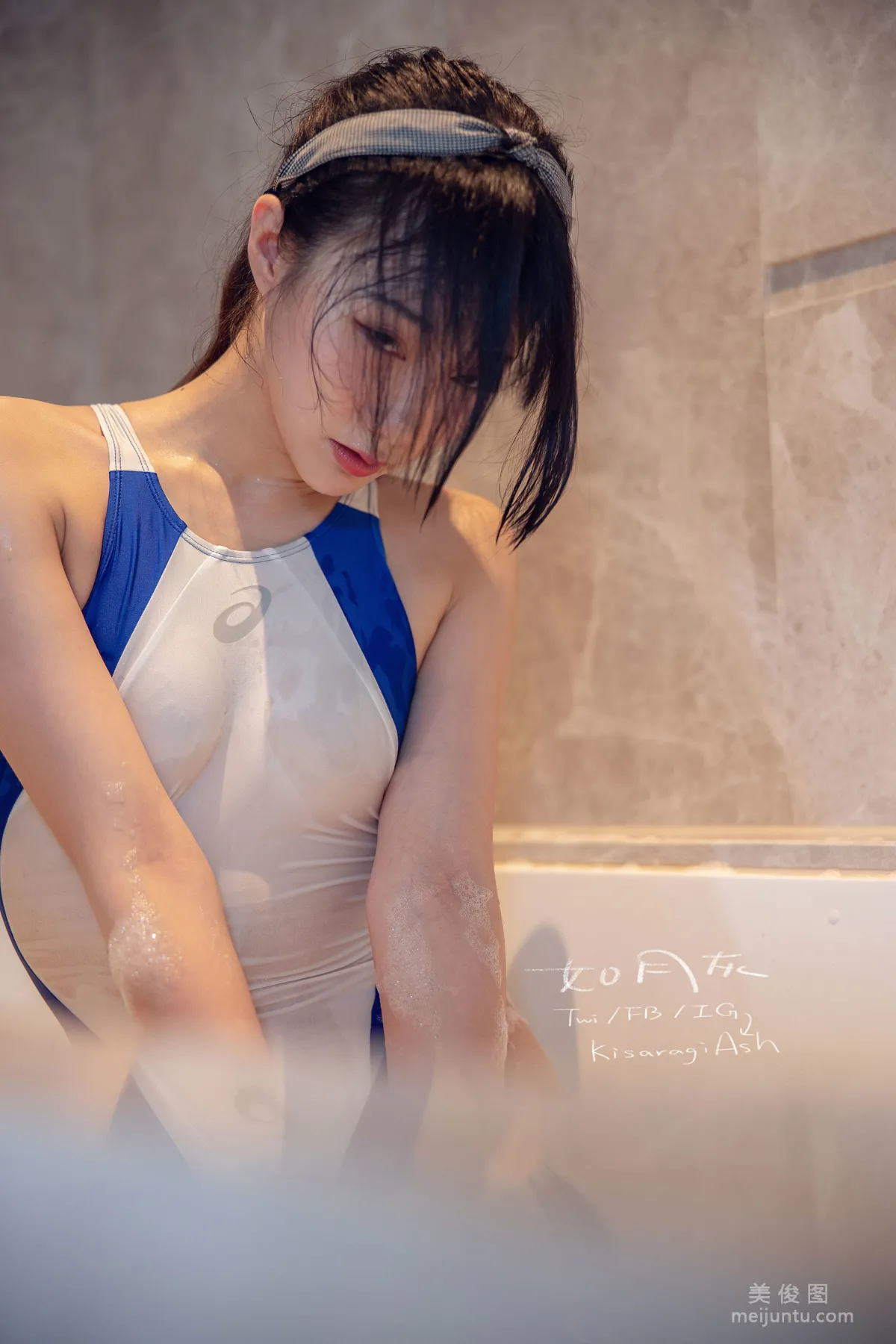 [美女Coser] 如月灰 《蓝白竞泳》 写真集32