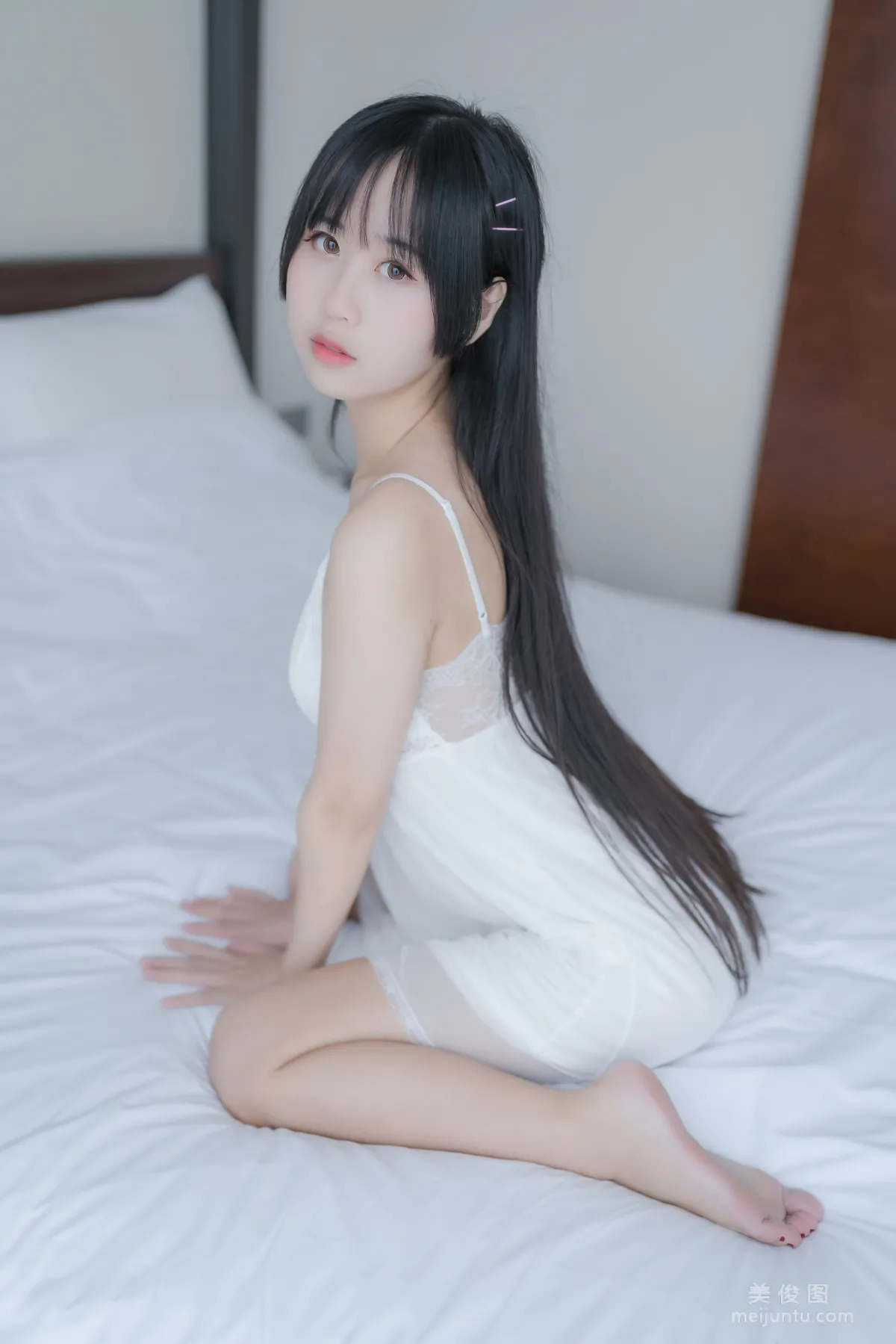 [美女Coser] 萌芽儿o0 《白色私房》 写真集9