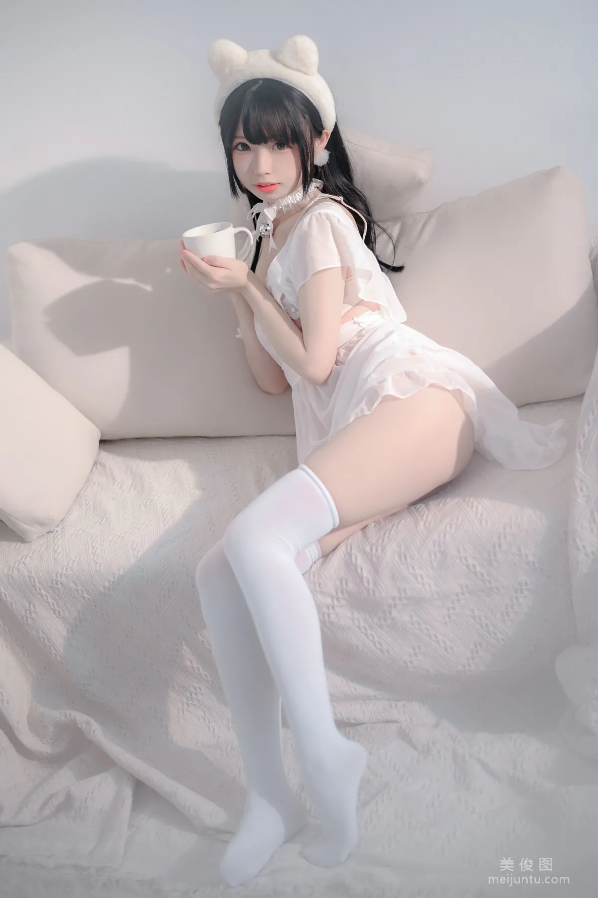 COSER十萬珍吱伏特 《睡裙》 寫真集 11