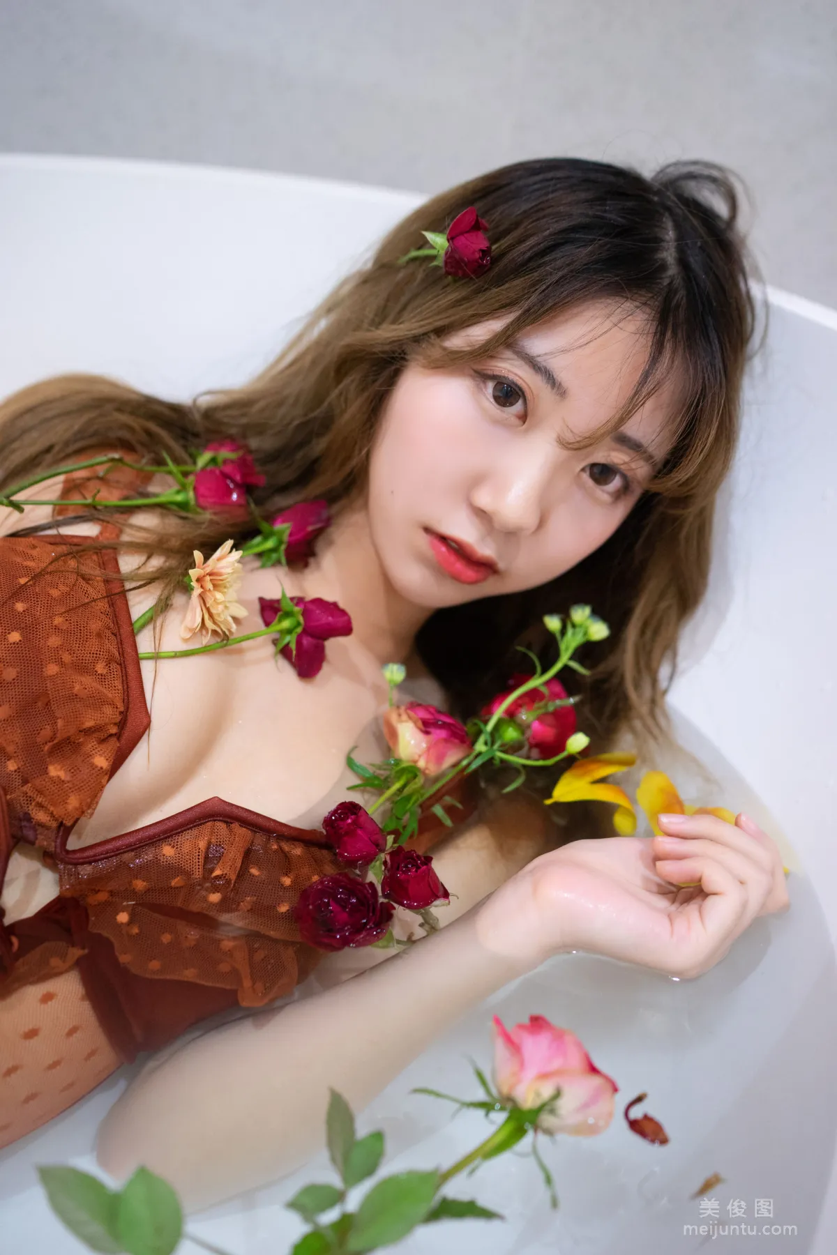 人氣Coser黑川 《年上彼女 橙色泳衣》 寫真集 18