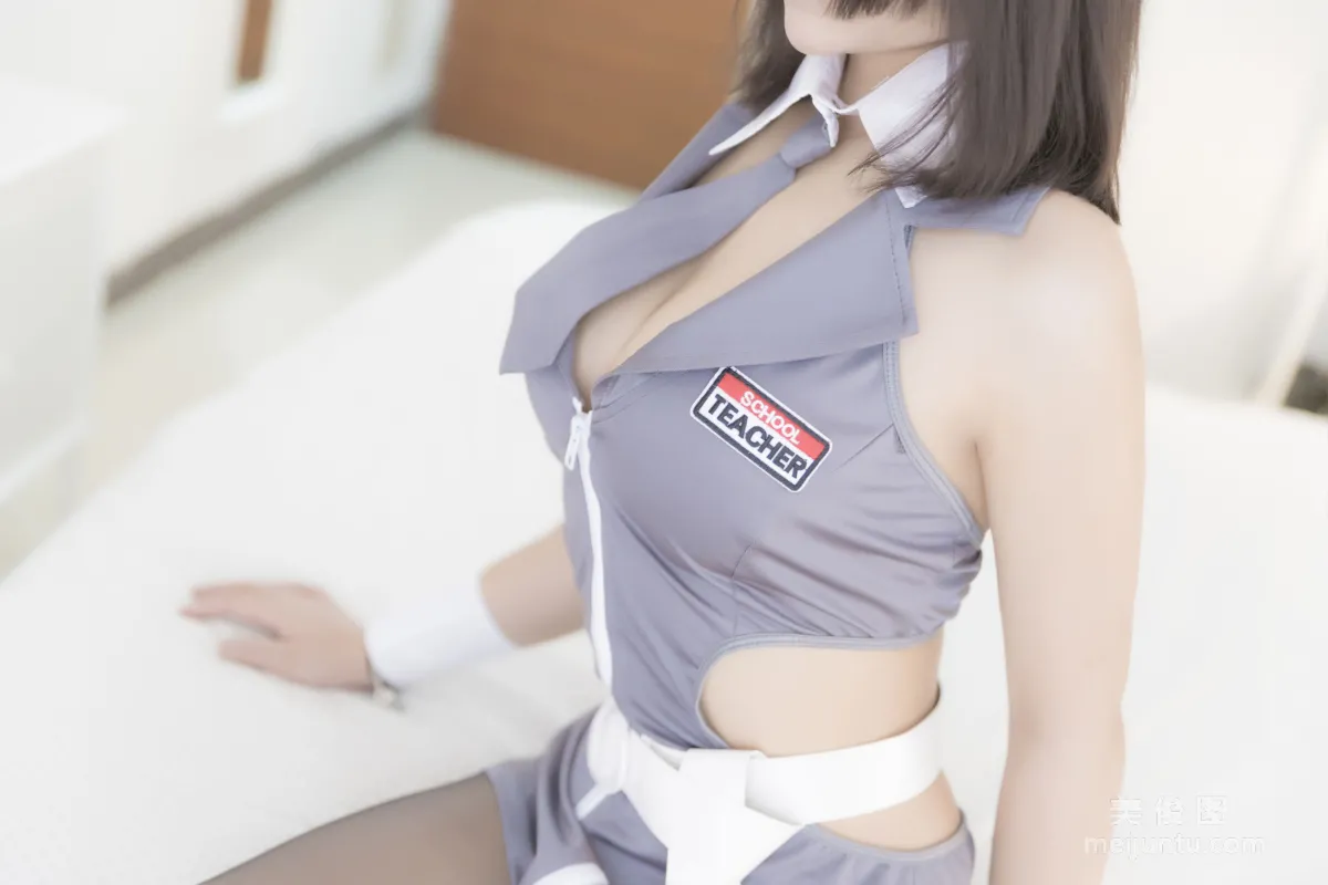 [網紅美女Coser] 抱走莫子aa 《黑絲制服》 寫真集 24