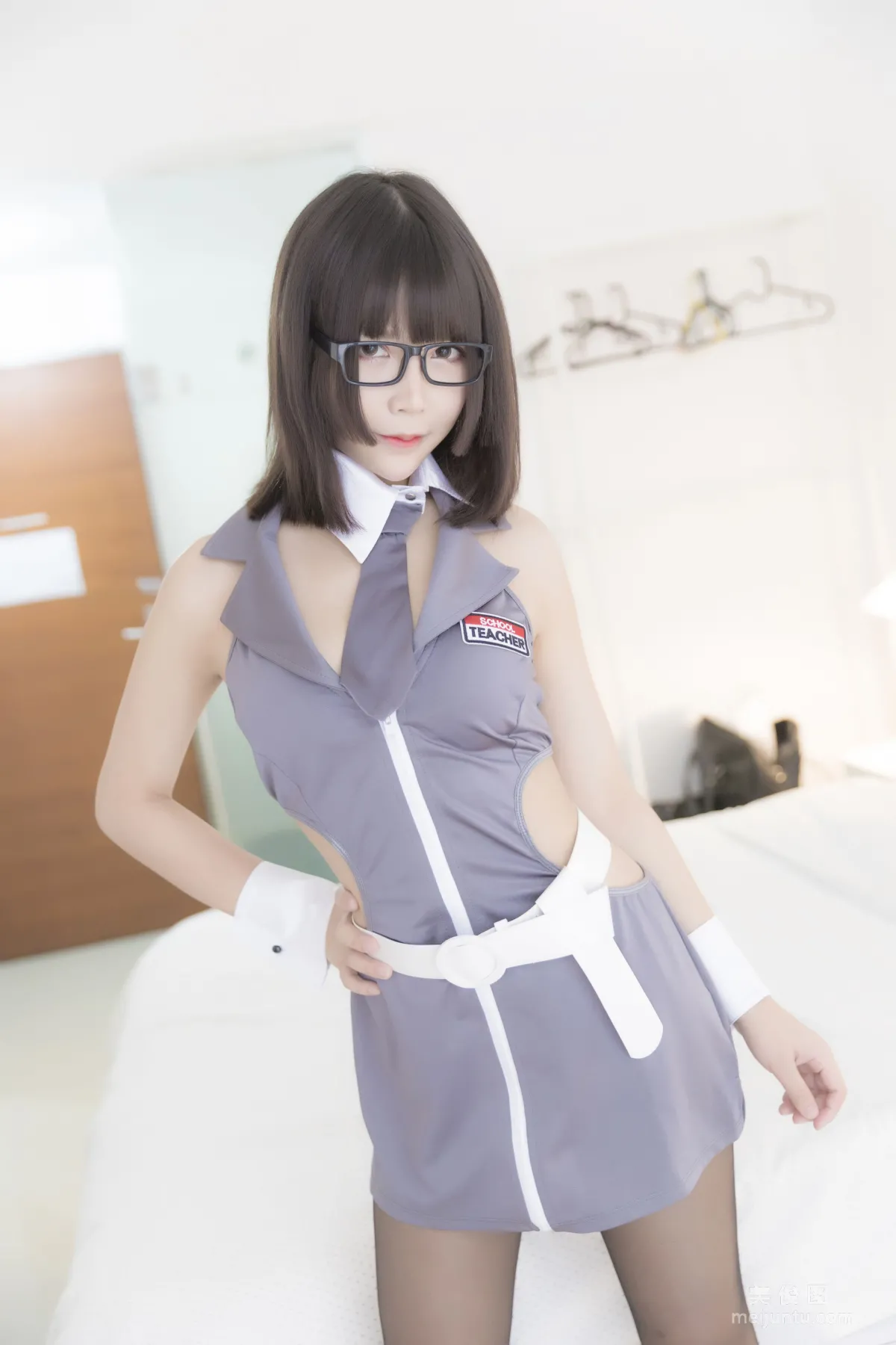 [網紅美女Coser] 抱走莫子aa 《黑絲制服》 寫真集 18