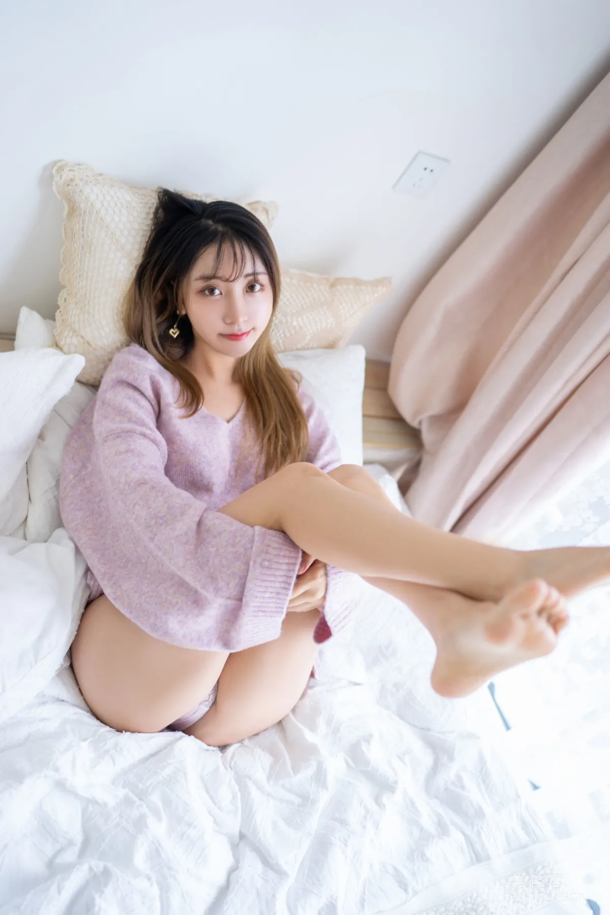Coser黑川 《年上彼女 紫色毛衣》 寫真集 10