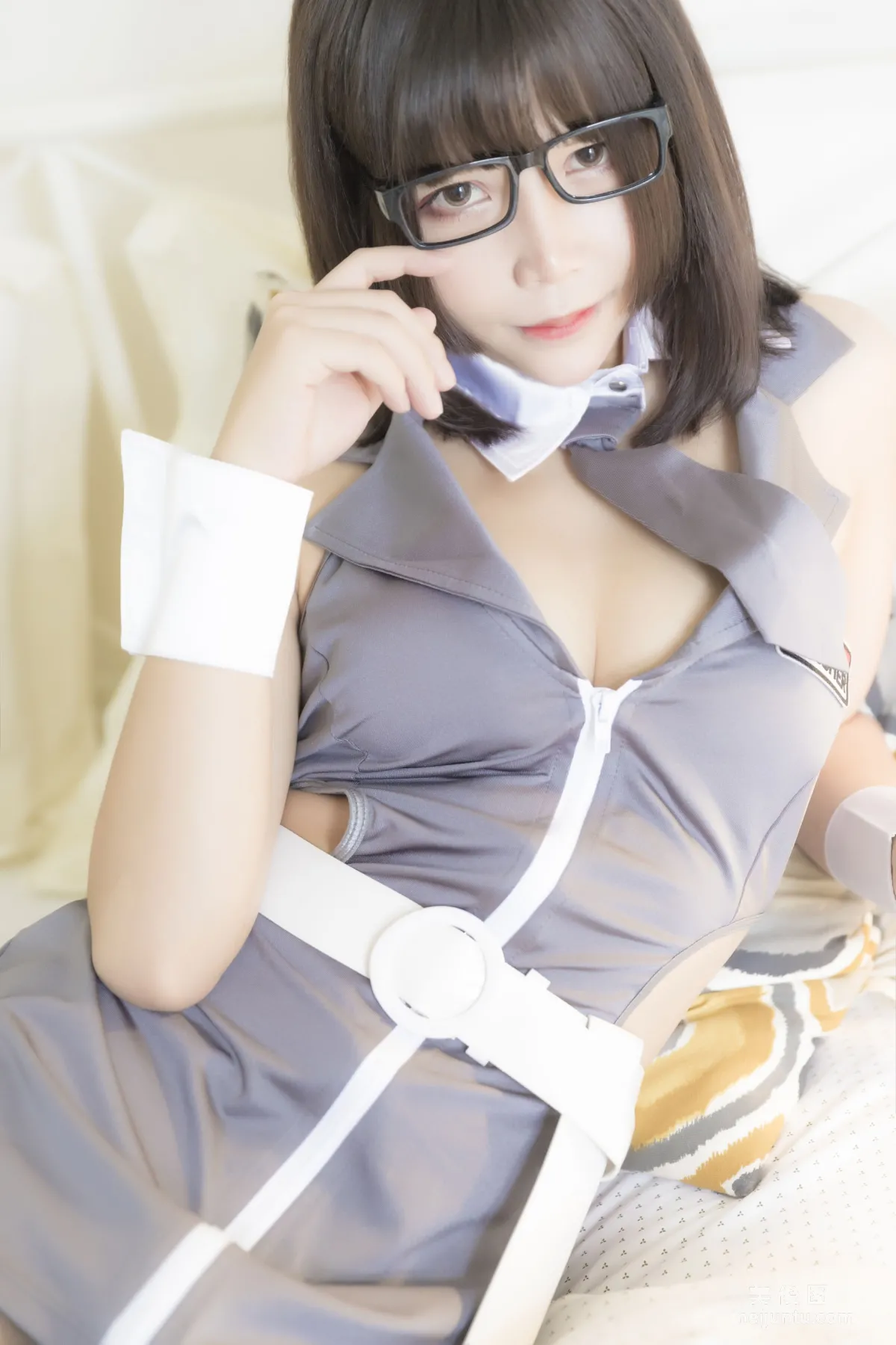 [網紅美女Coser] 抱走莫子aa 《黑絲制服》 寫真集 10