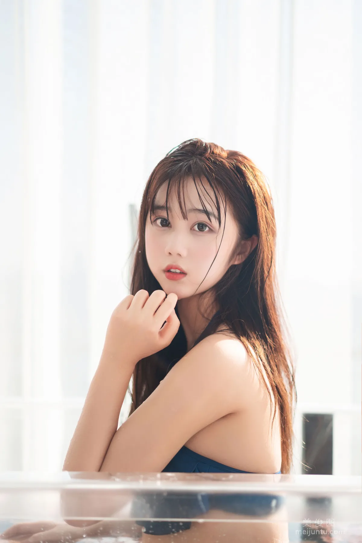 COS福利姬镜酱 《私奔之泳衣》 写真集2