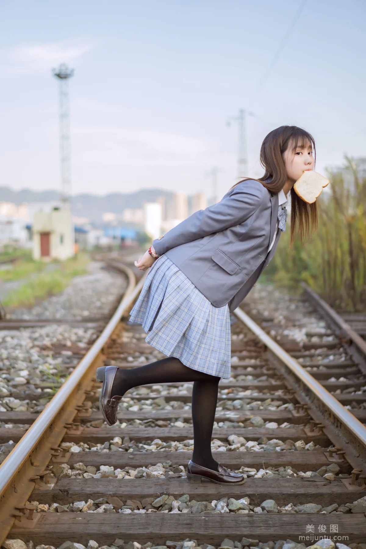 [美女Coser] 姬鏡醬 《私奔之制服》 寫真集 3