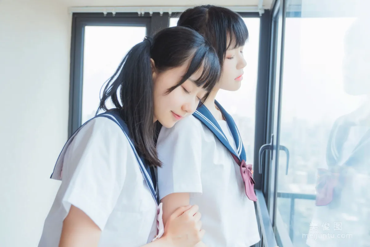 木綿綿OwO&amp;桜桃喵 《她(制服×制服)》 寫真集 2
