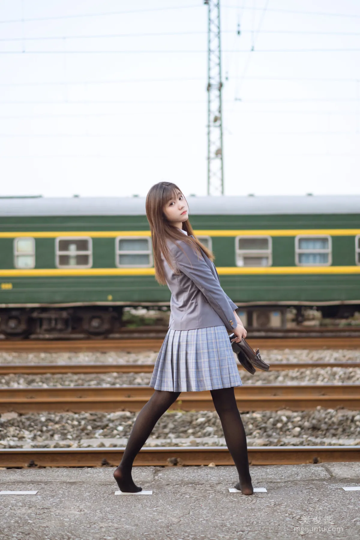 [美女Coser] 姬鏡醬 《私奔之制服》 寫真集 17