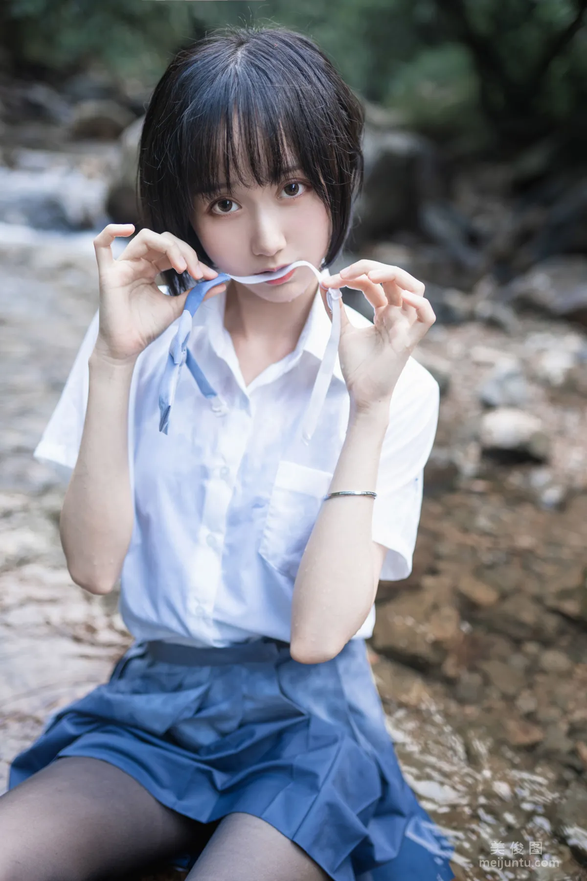 木綿綿OwO 《水色溪邊制服》 寫真集 32