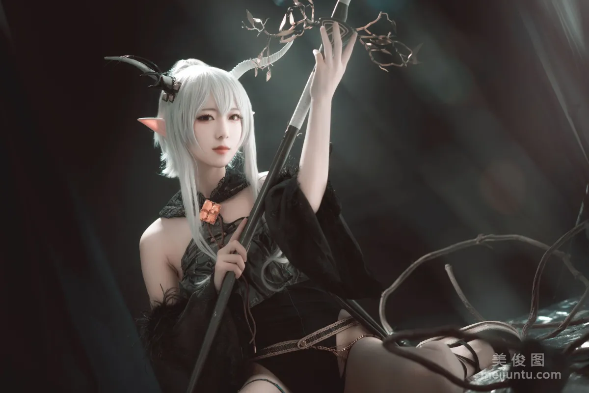 彌音音ww 《明日方舟 閃靈》 寫真集 12