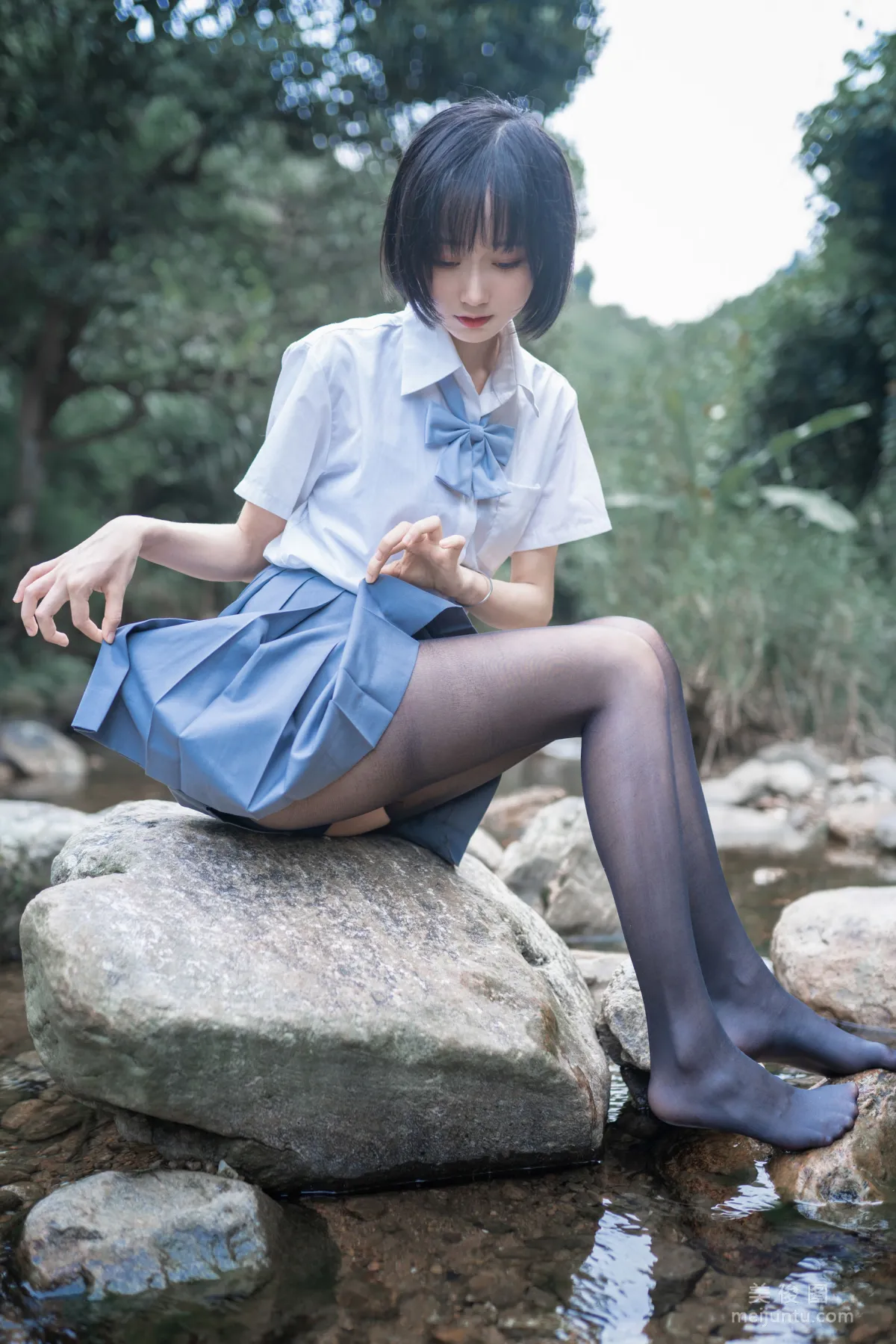 木綿綿OwO 《水色溪邊制服》 寫真集 1