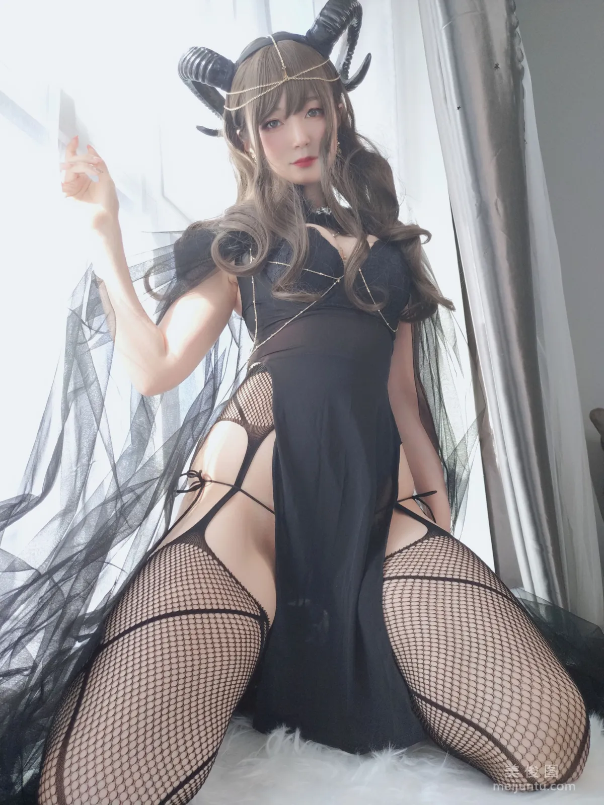 Coser小姐姐白銀 《黑山魅魔》 寫真集 45