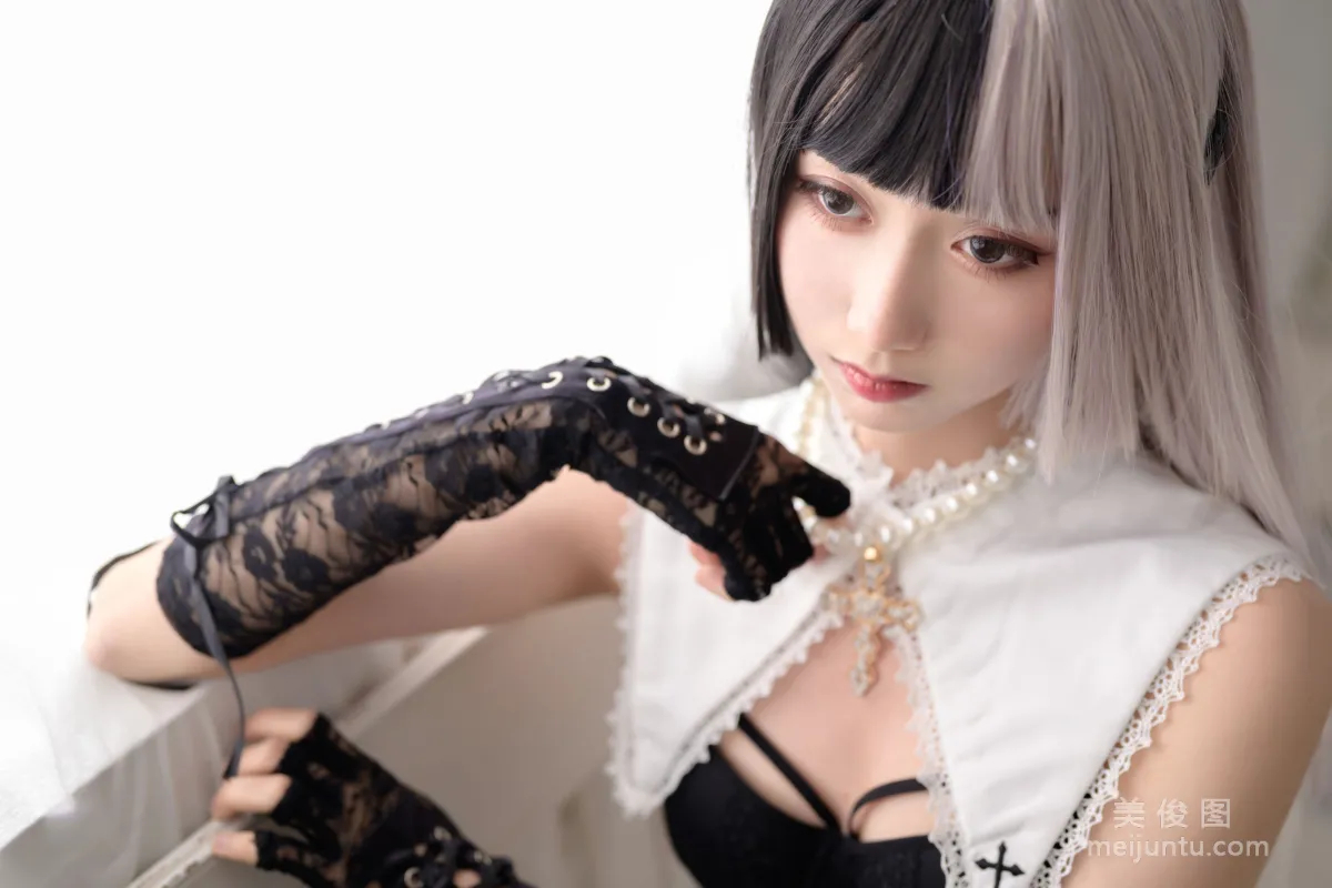 木綿綿OwO 《黑白修女》 寫真集 37