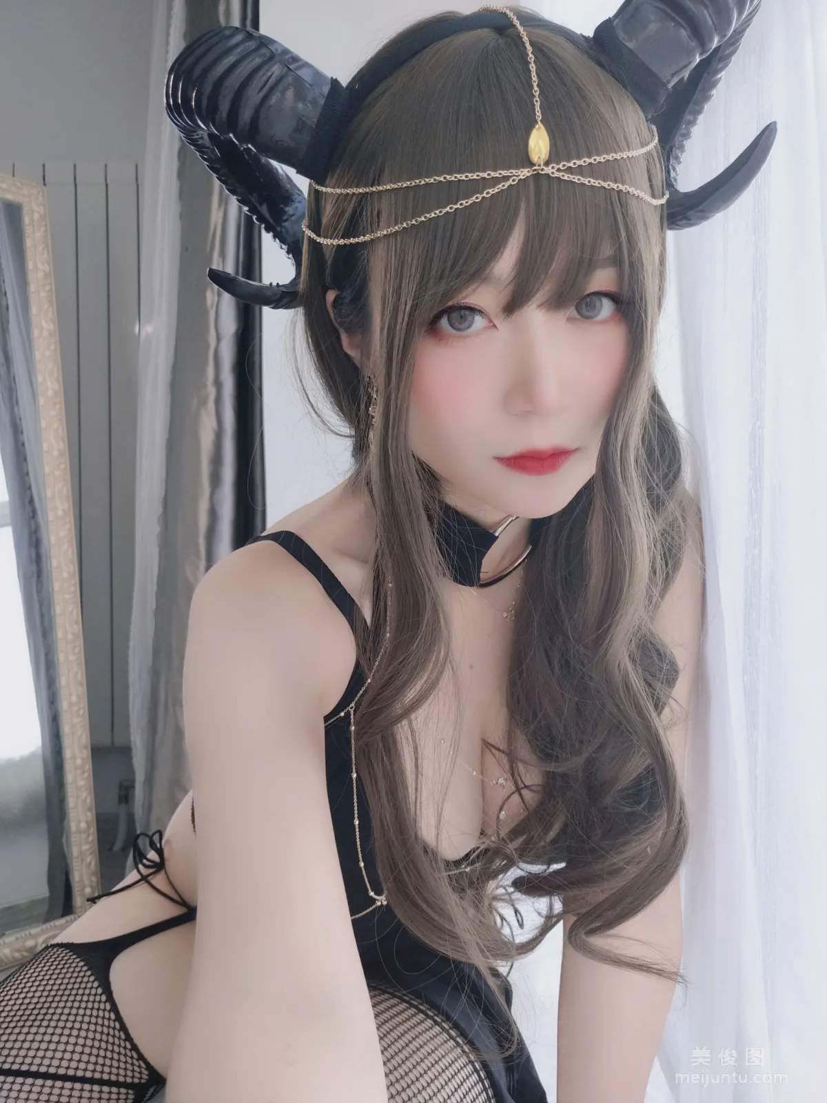 Coser小姐姐白銀 《黑山魅魔》 寫真集 29