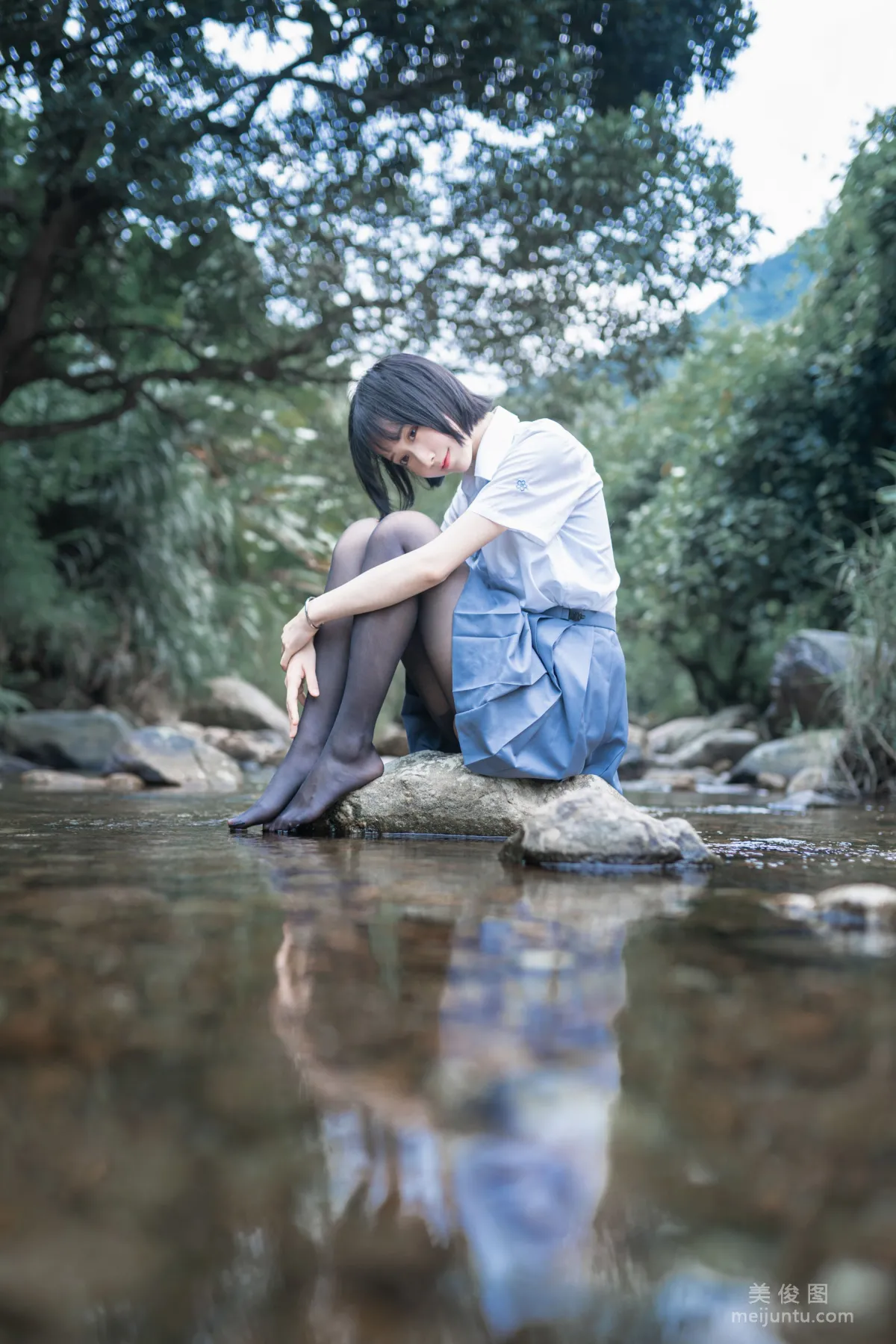 木綿綿OwO 《水色溪邊制服》 寫真集 10
