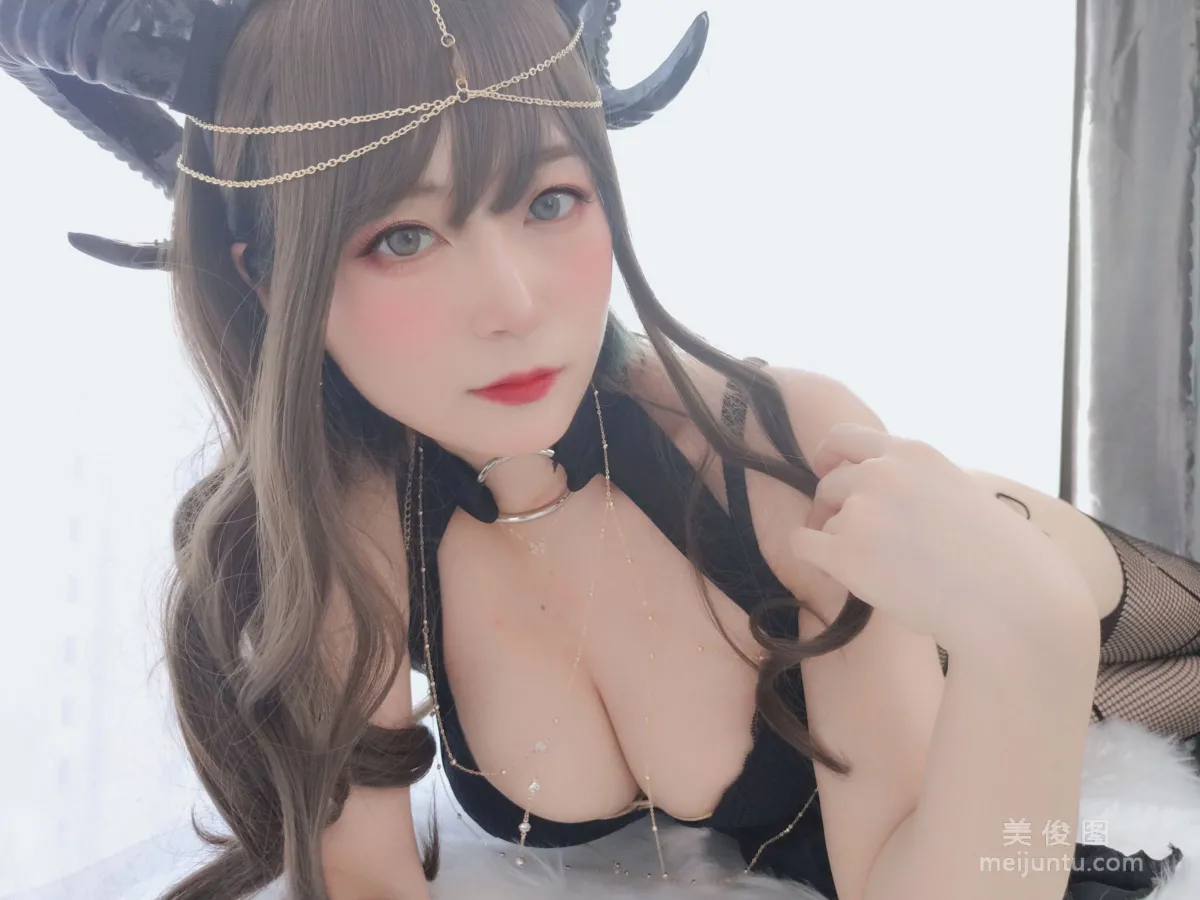 Coser小姐姐白銀 《黑山魅魔》 寫真集 34