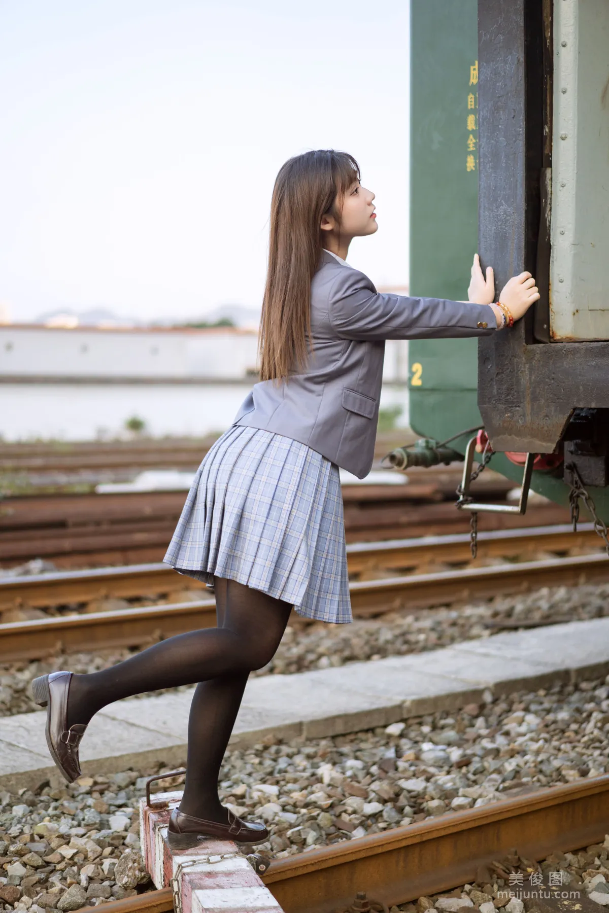 [美女Coser] 姬鏡醬 《私奔之制服》 寫真集 8