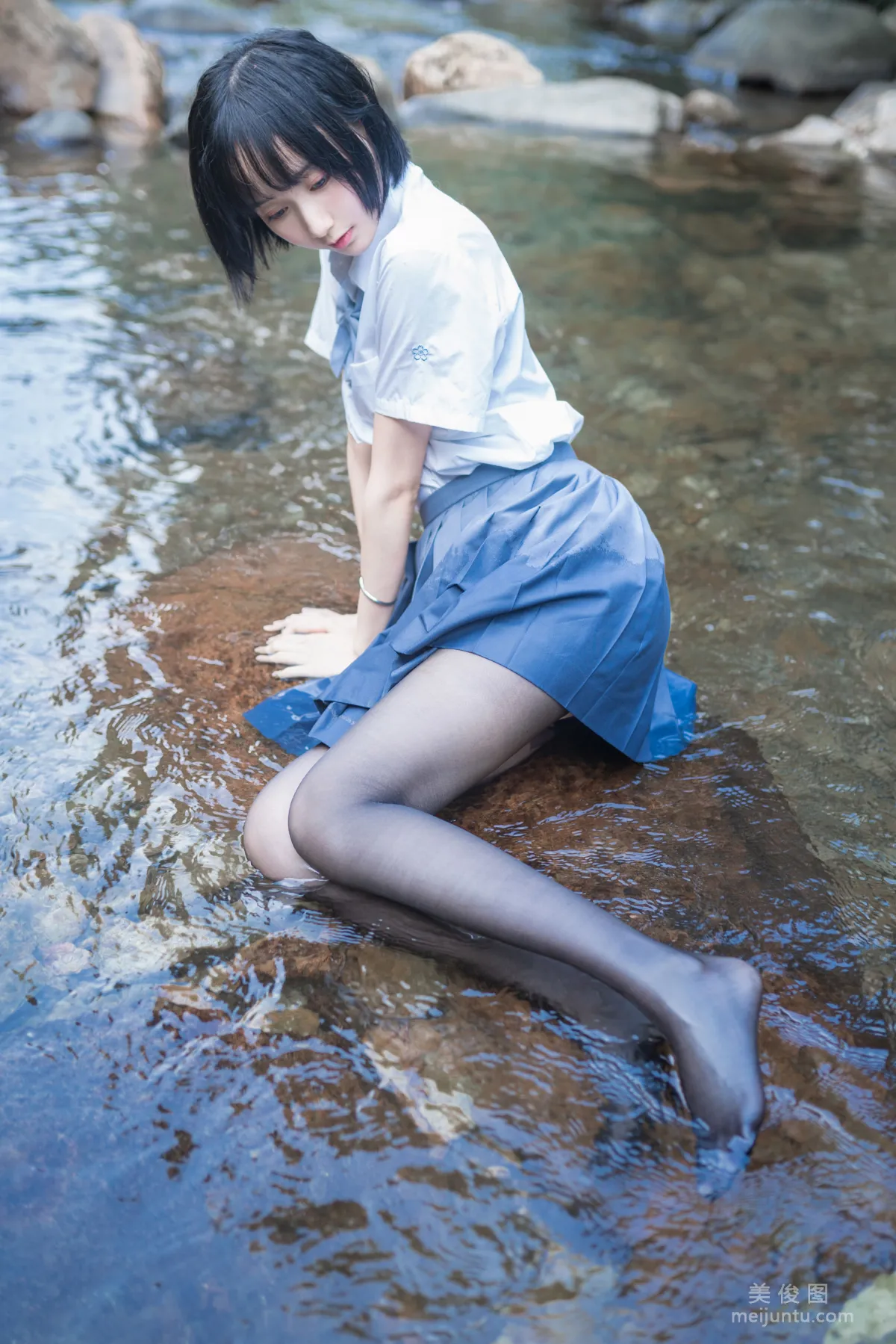 木綿綿OwO 《水色溪邊制服》 寫真集 27