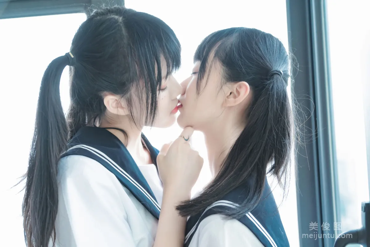 木綿綿OwO&amp;桜桃喵 《她(制服×制服)》 寫真集 17