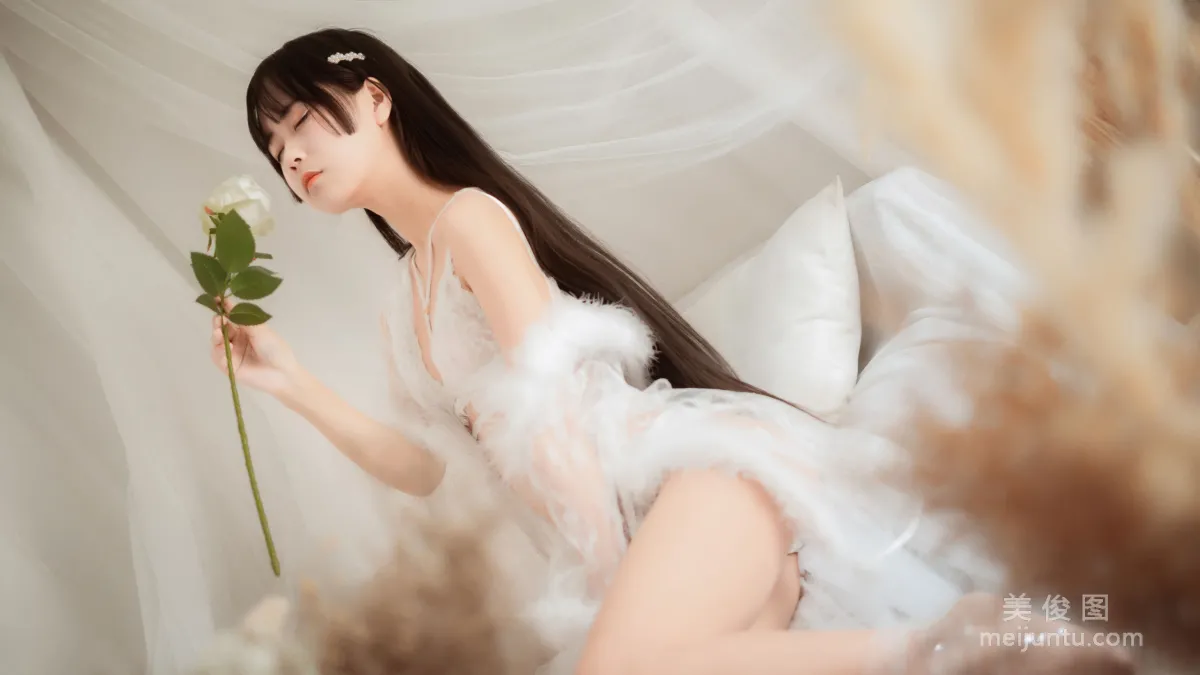 COS美少女萌芽兒o0 《毛絨内衣》 寫真集 2