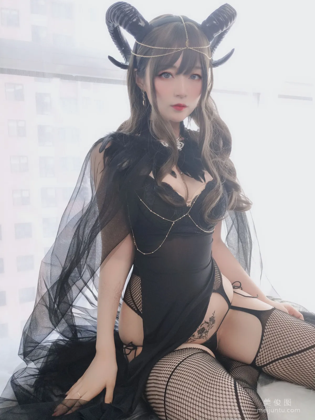 Coser小姐姐白銀 《黑山魅魔》 寫真集 49
