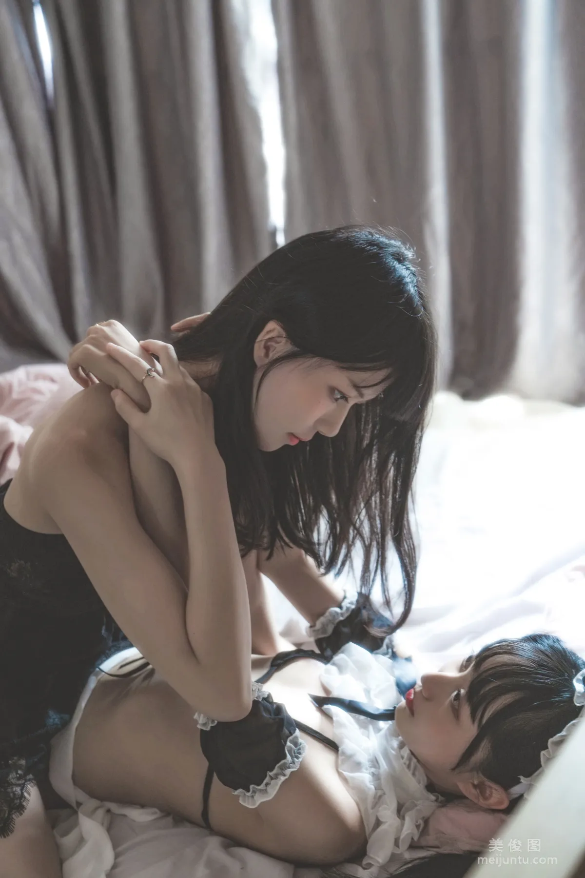 [美女Coser] 木绵绵OwO&桜桃喵 《暮(黑裙×妹抖)》 写真集7