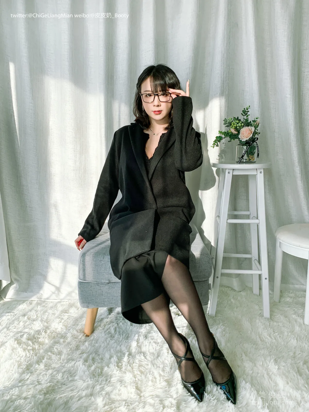 [美女Coser] 皮皮奶可可愛了啦 《黑色OL》 寫真集 1
