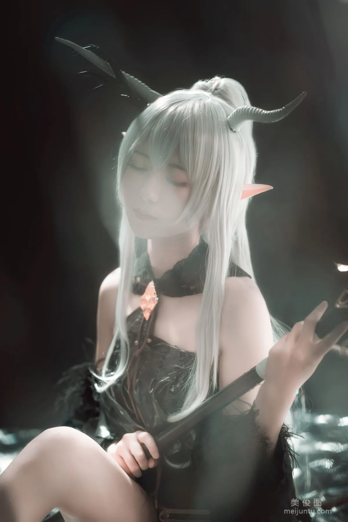 弥音音ww 《明日方舟 闪灵》 写真集5
