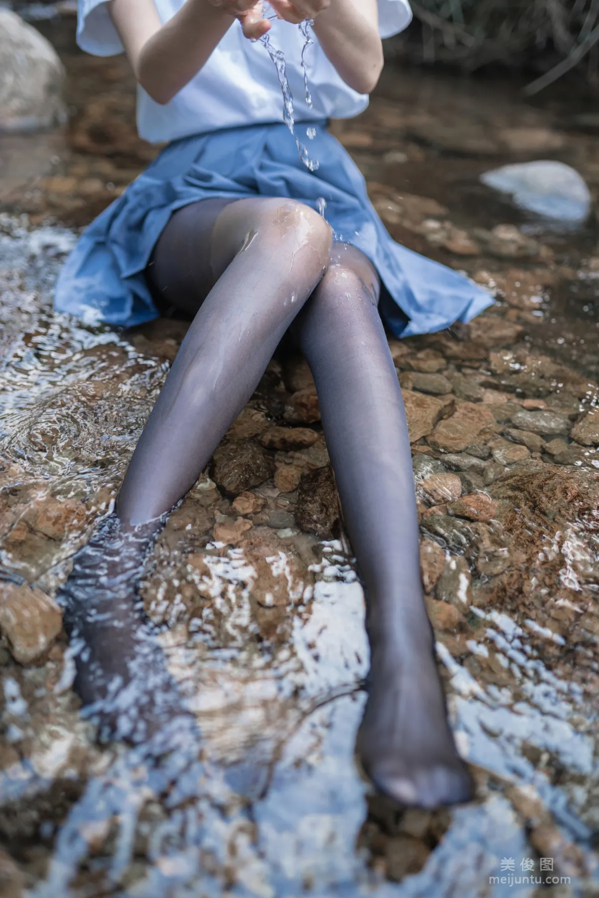 木綿綿OwO 《水色溪邊制服》 寫真集 19