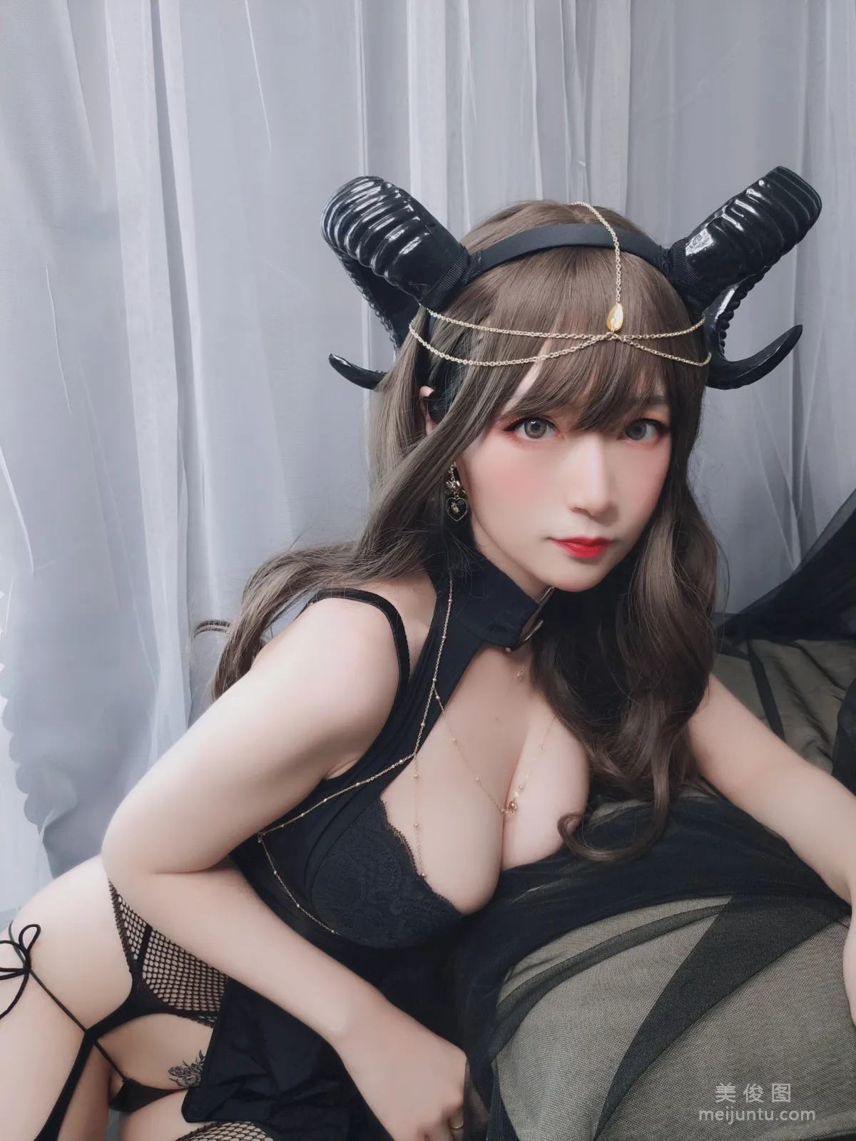 Coser小姐姐白銀 《黑山魅魔》 寫真集 23