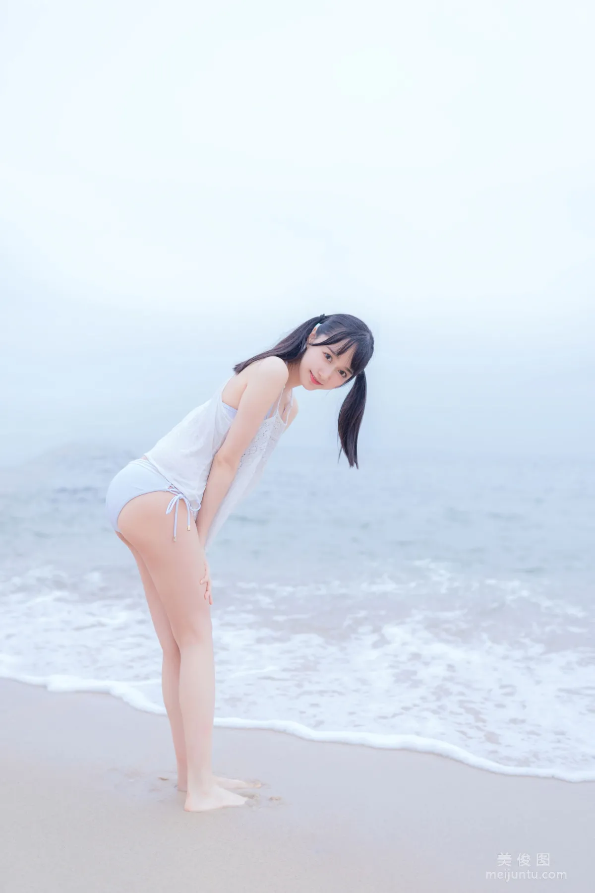 [美女Coser] 木綿綿OwO 《海邊白色比基尼》 寫真集 30
