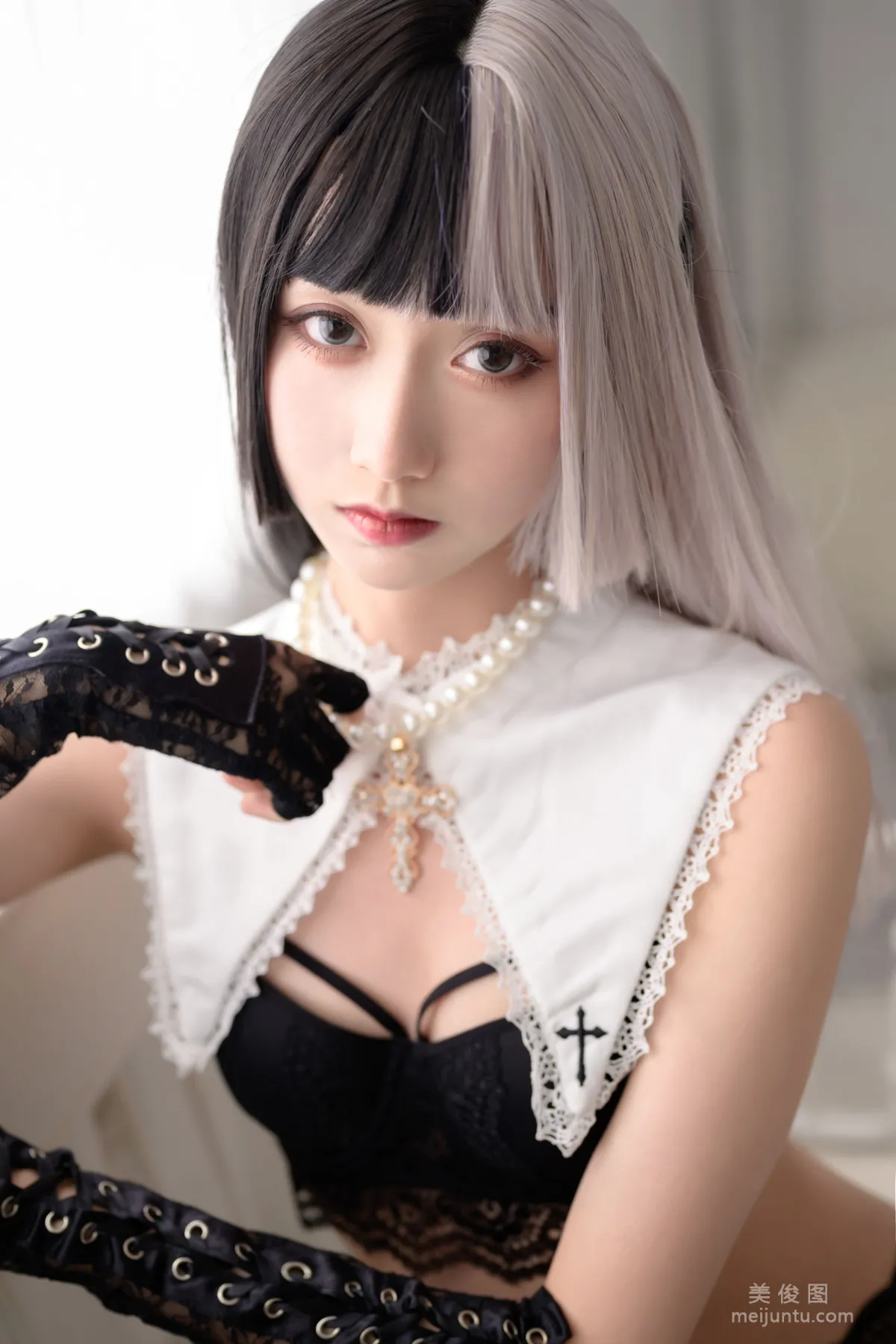 木綿綿OwO 《黑白修女》 寫真集 36