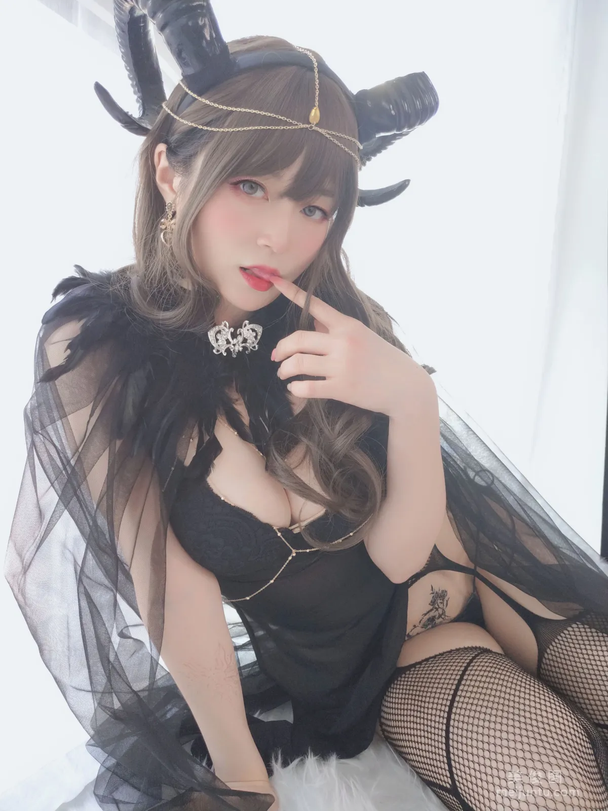 Coser小姐姐白銀 《黑山魅魔》 寫真集 15