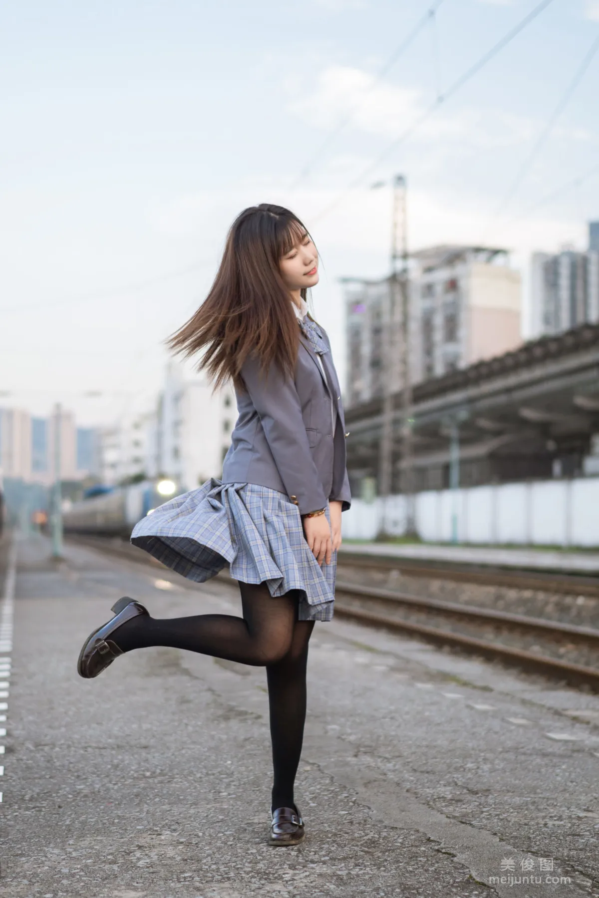 [美女Coser] 姬鏡醬 《私奔之制服》 寫真集 16