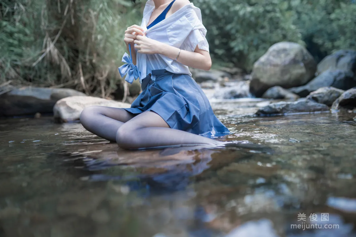 木綿綿OwO 《水色溪邊制服》 寫真集 37