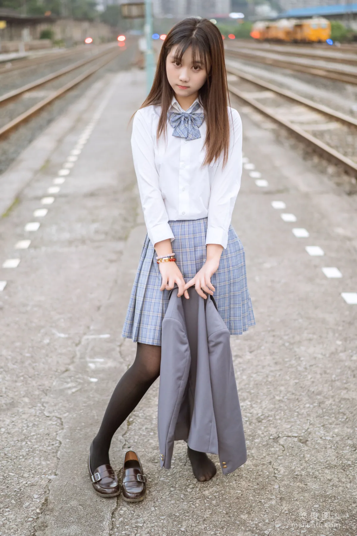 [美女Coser] 姬鏡醬 《私奔之制服》 寫真集 25