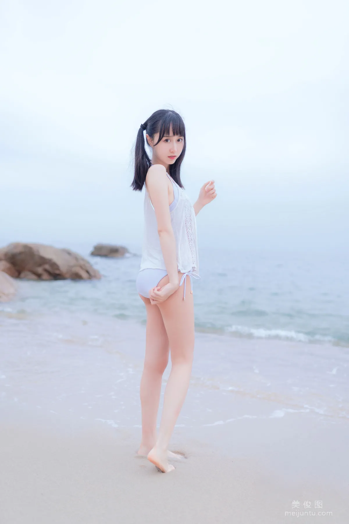 [美女Coser] 木綿綿OwO 《海邊白色比基尼》 寫真集 12