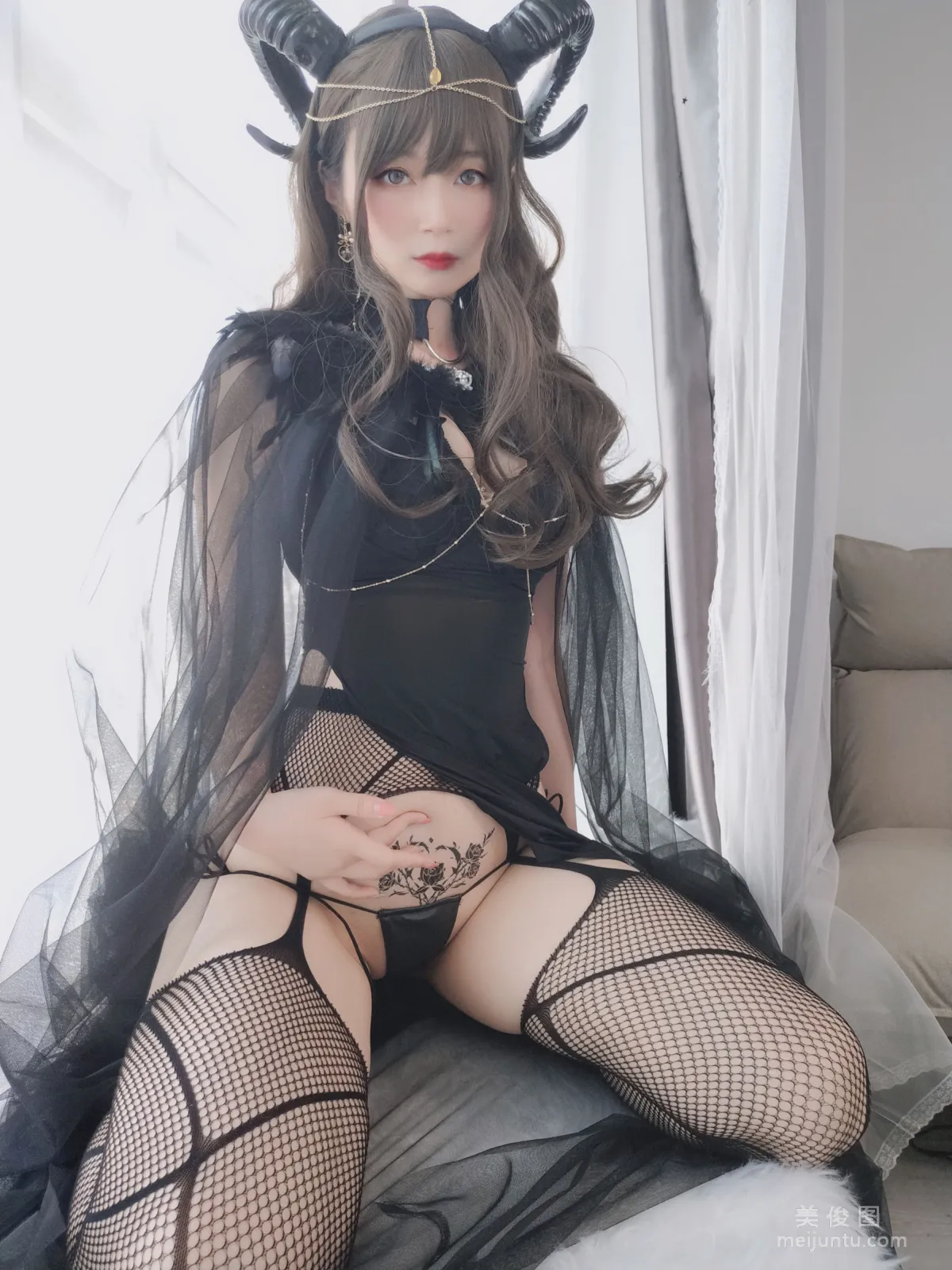 Coser小姐姐白銀 《黑山魅魔》 寫真集 18