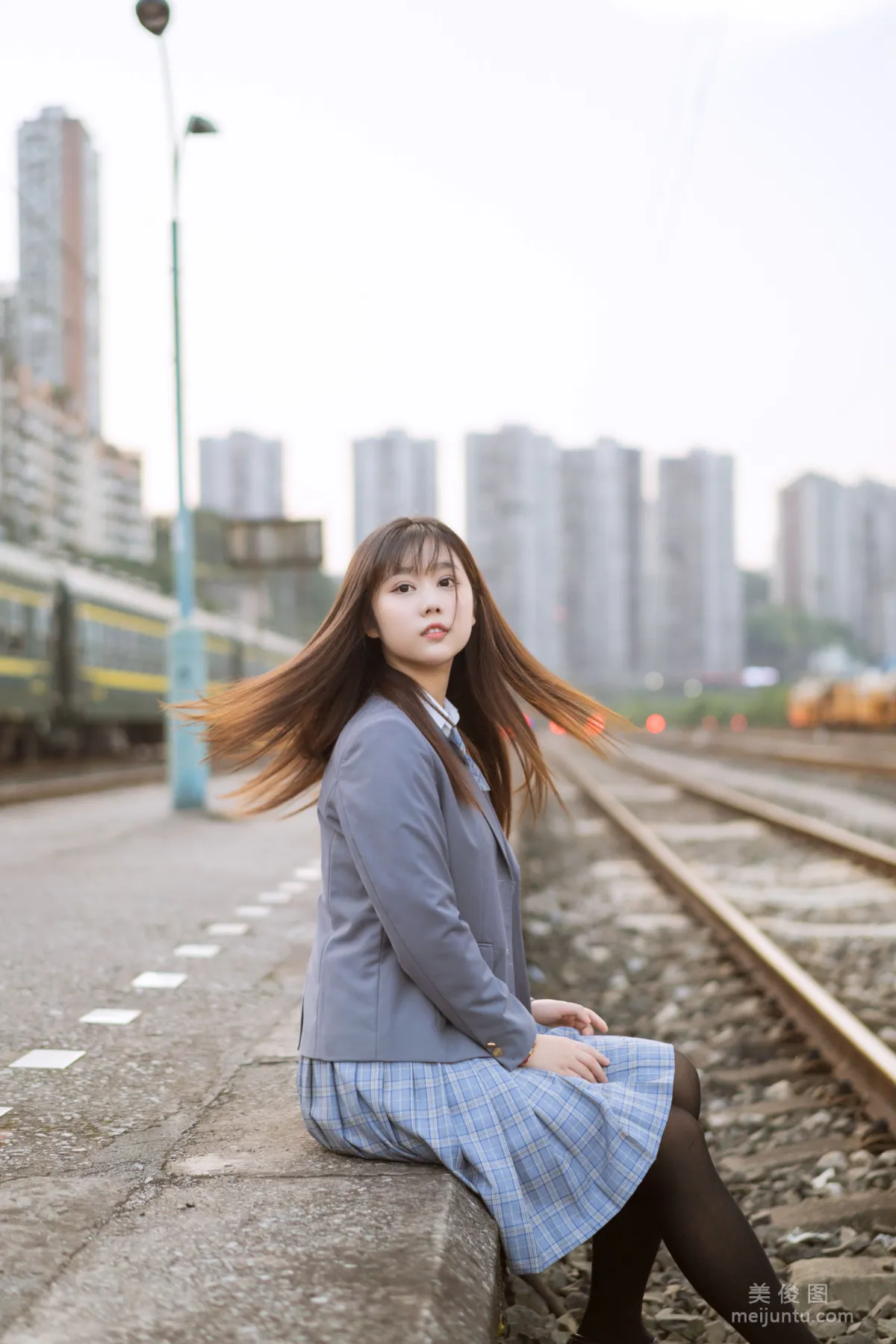 [美女Coser] 姬鏡醬 《私奔之制服》 寫真集 19