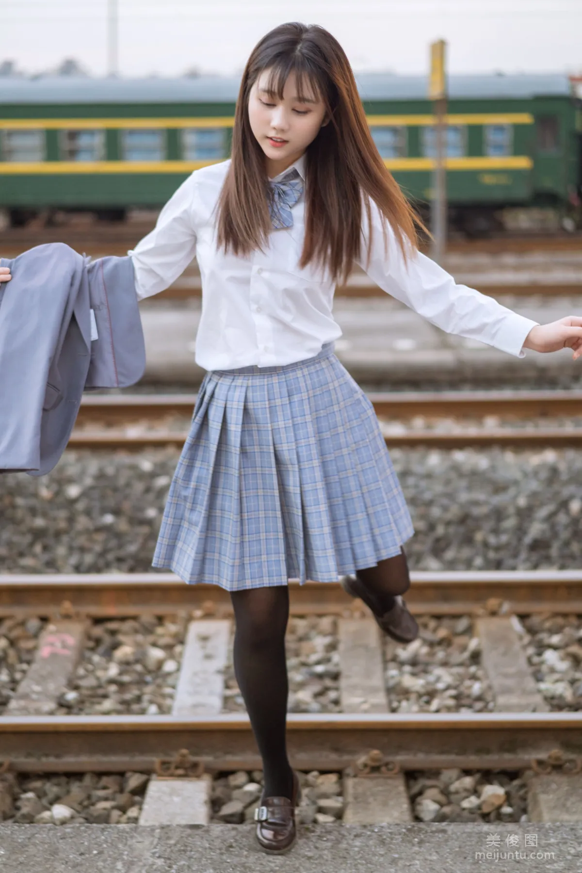 [美女Coser] 姬鏡醬 《私奔之制服》 寫真集 27