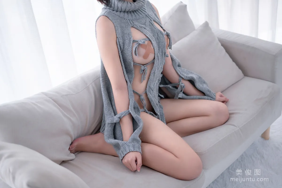 COS少女阿薰kaOri 《露背毛衣》 写真集7