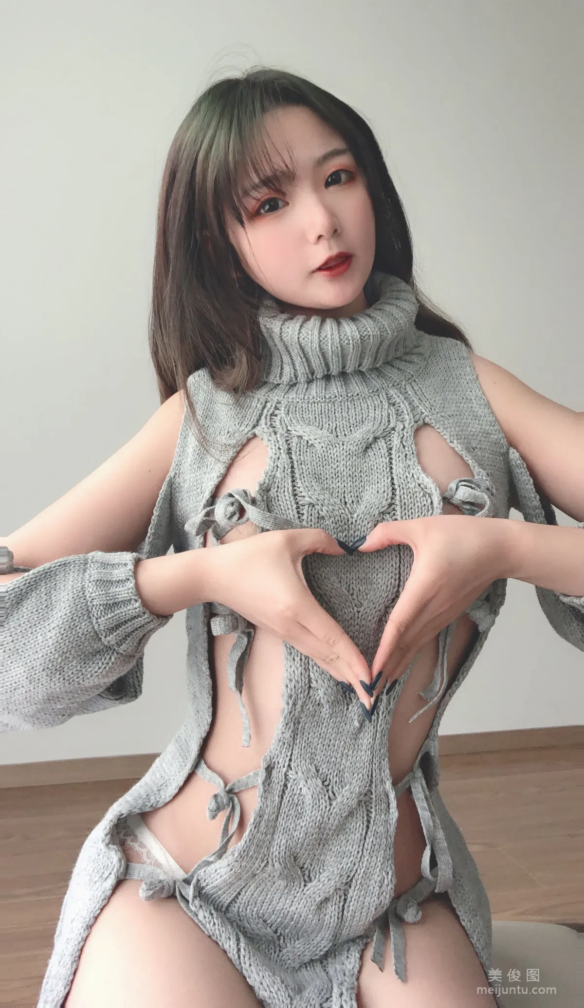 Coser是青水 《露背毛衣》 写真集2