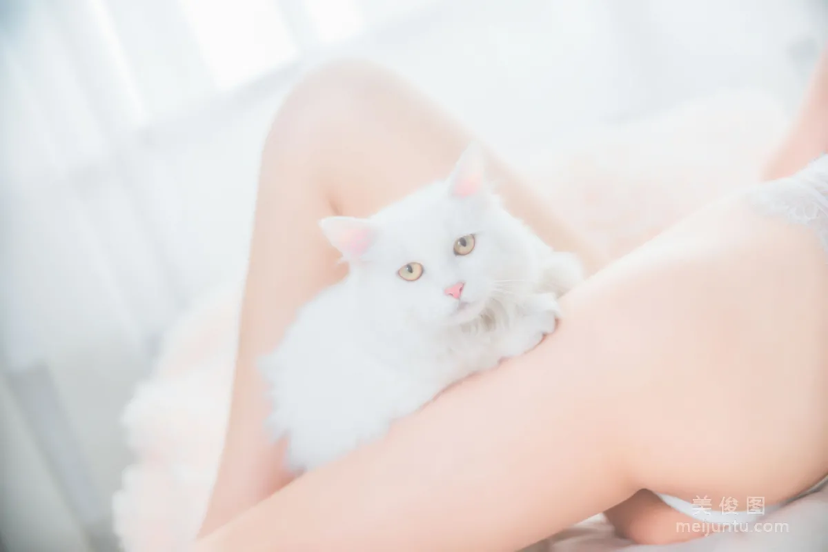 桜桃喵 《冬眠系列 純白私房》 寫真集 29