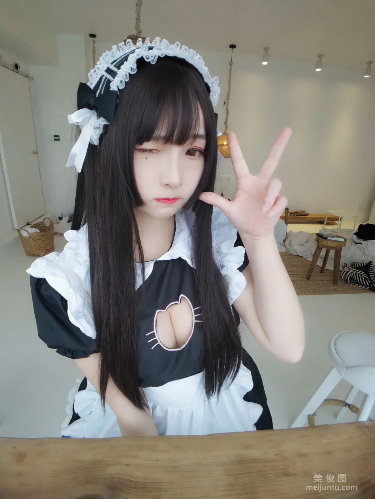 [網紅Coser] 古川kagura 《黑白女仆》 寫真集 8