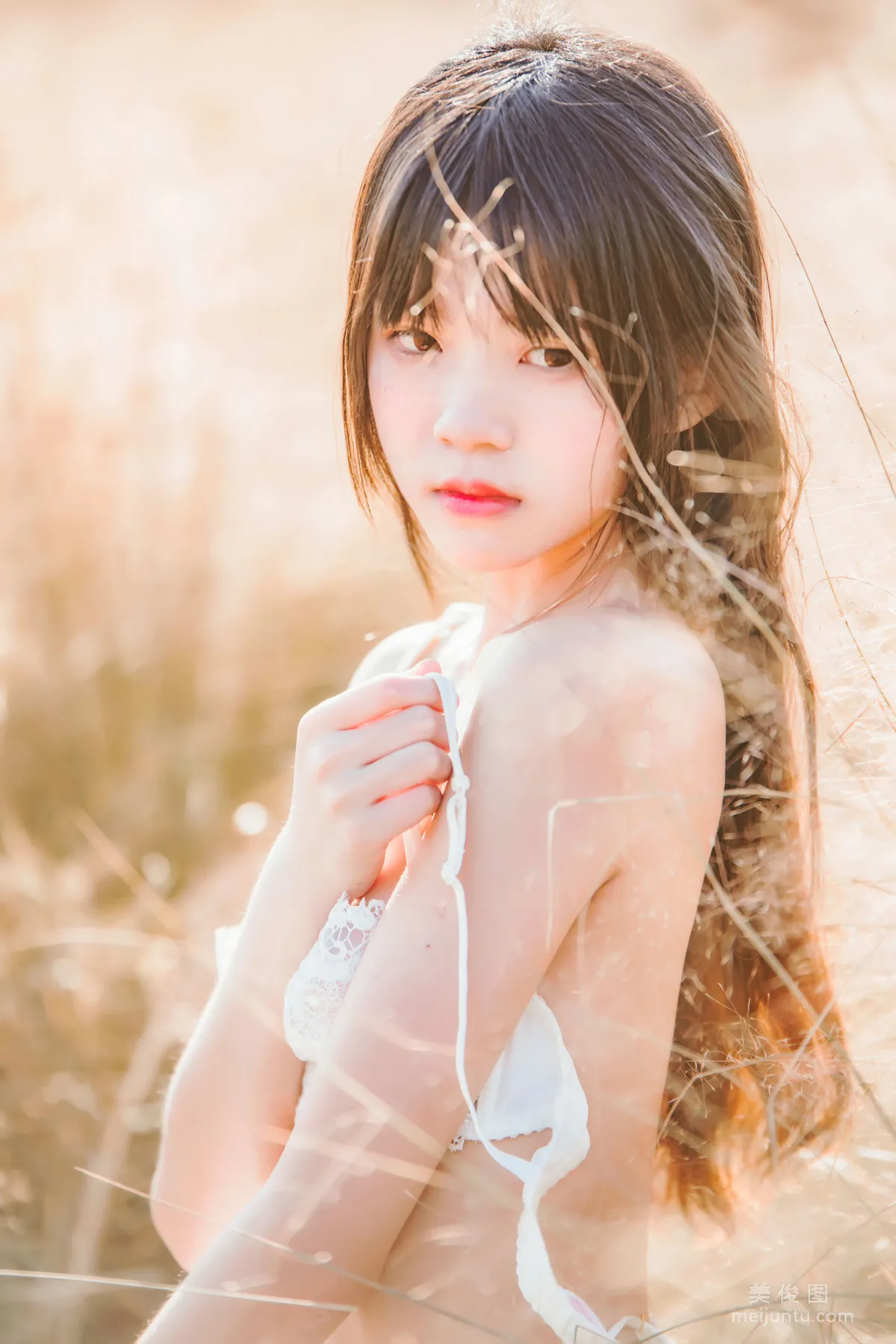 Coser桜桃喵 《原野上的浪漫》 寫真集 48