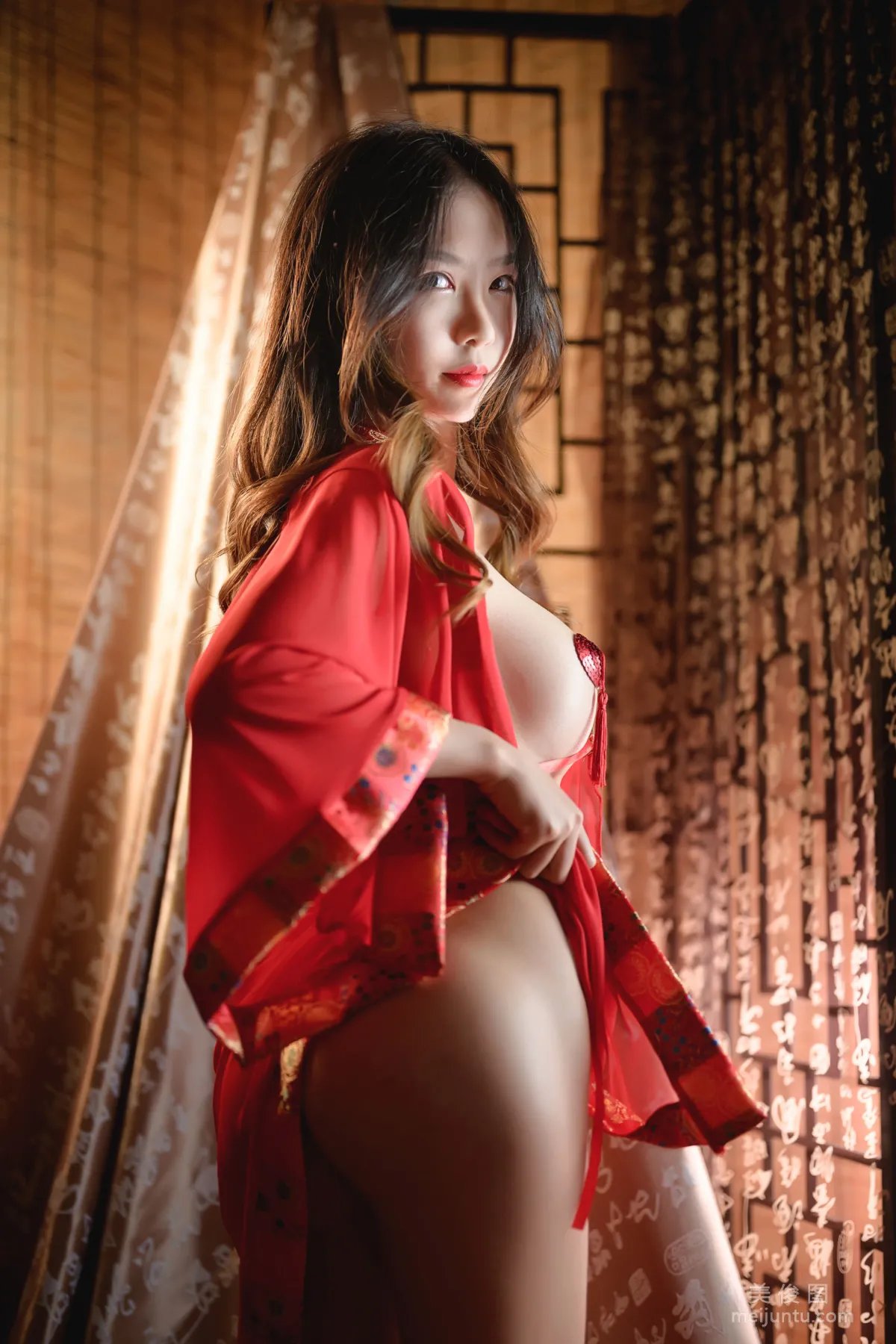 [美女Coser] 抖娘-利世 《红肚兜》 写真集11