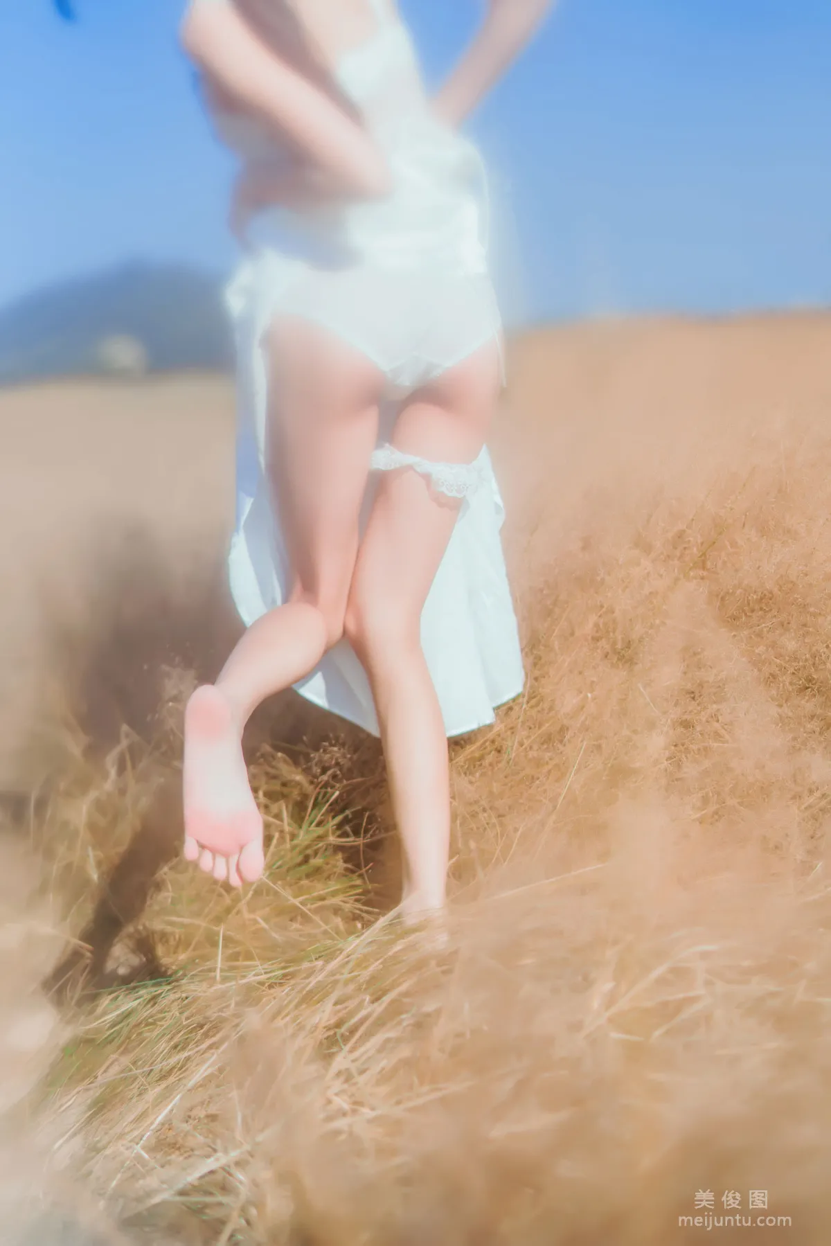 Coser桜桃喵 《原野上的浪漫》 寫真集 24
