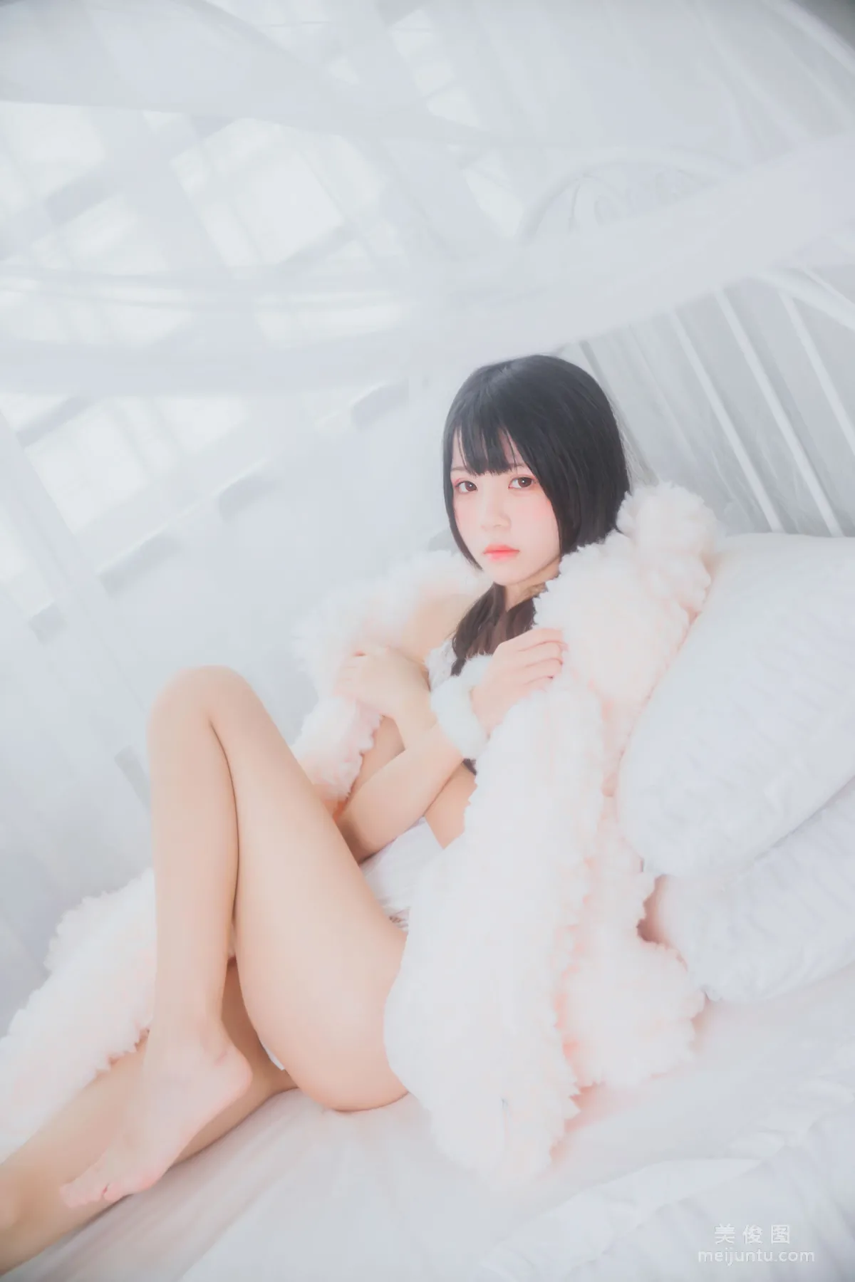 桜桃喵 《冬眠系列 純白私房》 寫真集 9