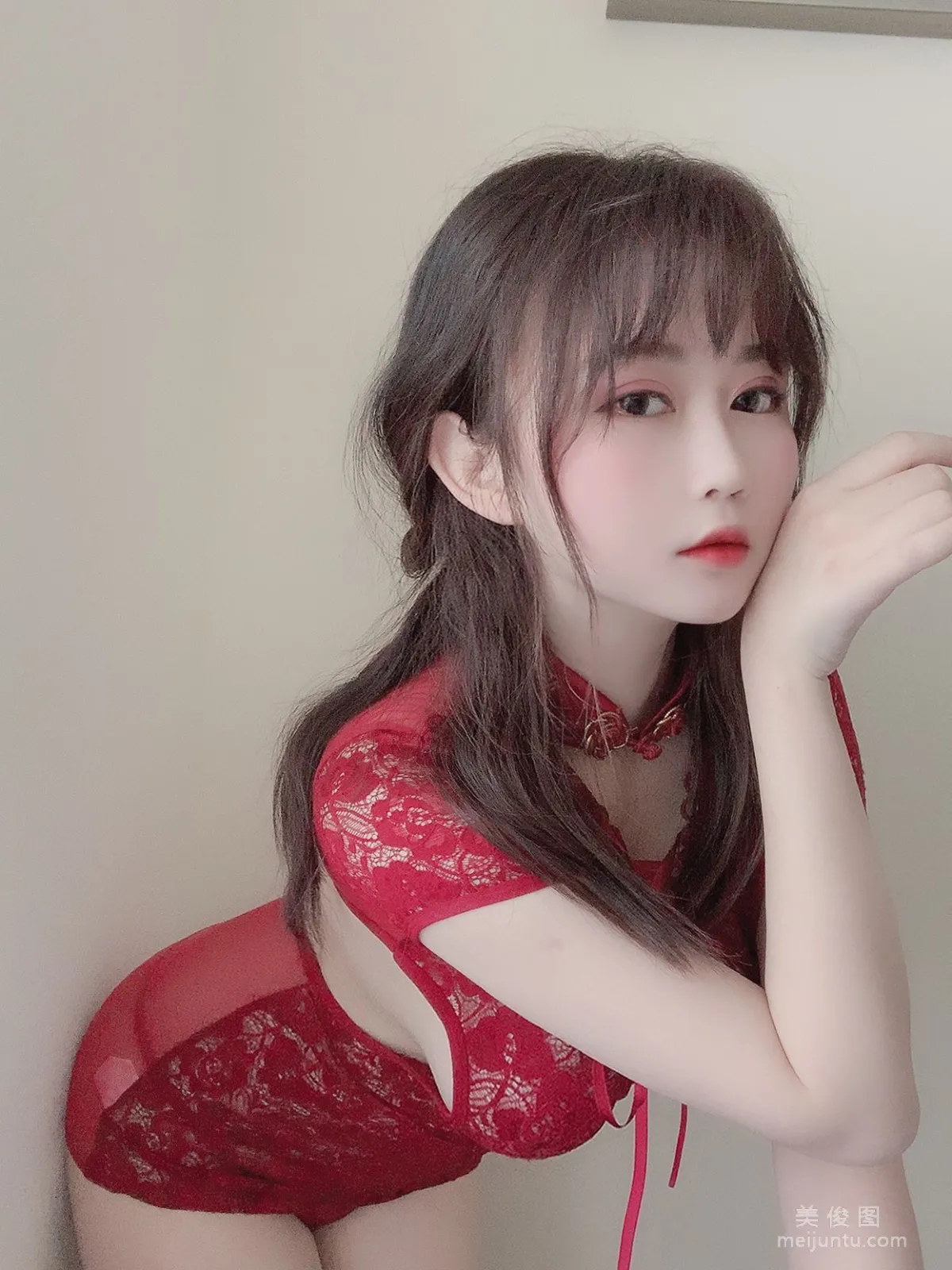 [美女Coser] 是依酱呀 《红色旗袍》 写真集3