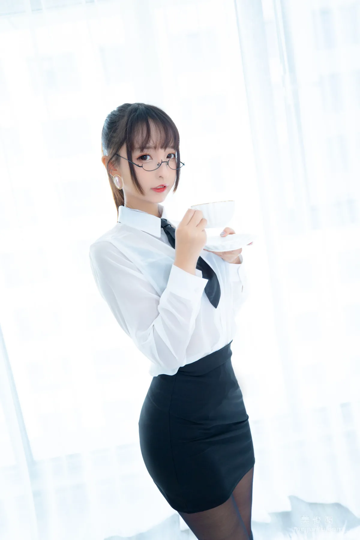 神楽坂真冬《ホワイトオフィス》 写真集3
